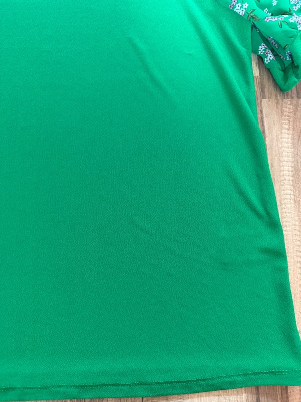 CeCe Vivid Green Crewneck Top - Picture 5 of 7